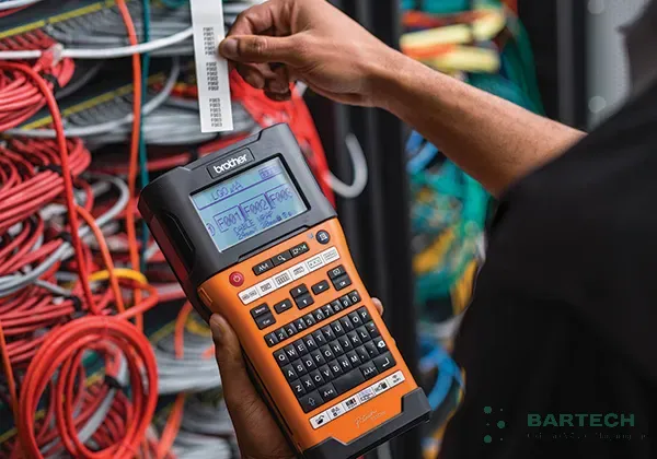 Nhãn in Brother chịu nhiệt, ứng dụng trong ngành điện, dán nhãn dây điện