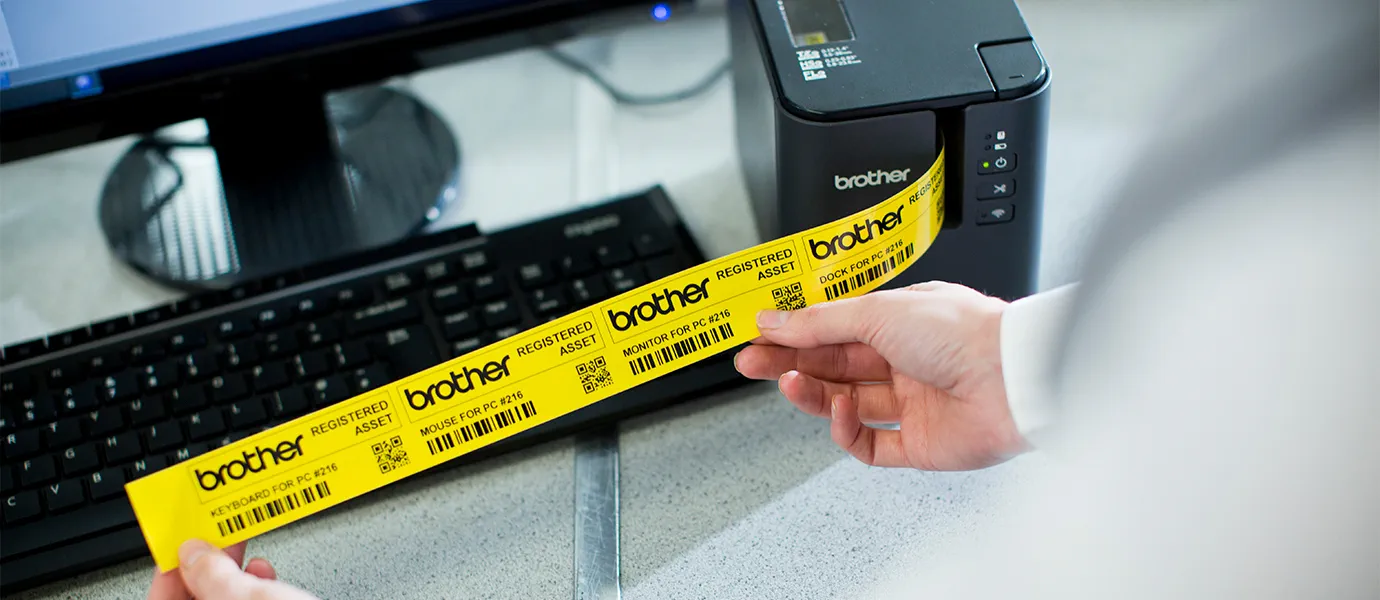 Nhãn Brother dán siêu bền trên thùng hàng giúp bảo quản thông tin lâu dài